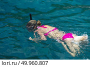 Phuket, THAILAND - JANUARY 4, 2017. A tourist wearing a bikini swim in the sea in Phuket. Редакционное фото, агентство Ingram Publishing / Фотобанк Лори