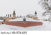 Winter landscape with a historic castle and bridge covered in snow. Nesvizh. Стоковое фото, фотограф EugeneSergeev / Фотобанк Лори
