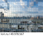 Aerial shot of modern office building windows, reflection of cityscape on a sunny day in Kiev, Ukraine.. Cityscape reflection on a glass facade of modern office building in Kiev. Стоковое фото, агентство Ingram Publishing / Фотобанк Лори
