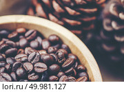 coffee beans on wooden background, arabica coffee, vintage filter image. Стоковое фото, агентство Ingram Publishing / Фотобанк Лори