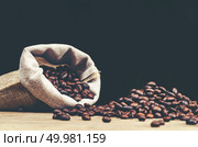 coffee beans on wooden background, arabica coffee, vintage filter image. Стоковое фото, агентство Ingram Publishing / Фотобанк Лори