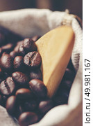 coffee beans on wooden background, arabica coffee, vintage filter image. Стоковое фото, агентство Ingram Publishing / Фотобанк Лори
