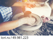 The woman’s hands close up, the masterful studio of ceramics works with clay on a potter’s wheel. Стоковое фото, агентство Ingram Publishing / Фотобанк Лори