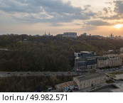 Panorama view of St. Andrew’s Church on the Andreev Mountain and the St. Michael’s Monastery of the Golden Domes, Volodymyr’s hill and roads with car traffic on the sunset in city Kyiv, Ukraine. Photo by drone. Bird’s view of St. Andrew’s Church on the Andreev Mountain and the St. Michael’s Monastery of the Golden Domes, Volodymyr’s hill in Kiev. Стоковое фото, агентство Ingram Publishing / Фотобанк Лори