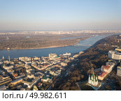 Kiev, Ukraine - April 7, 2018: Panoramic view of the district hem and Andreevskaya church. The Dnieper River is a pedestrian bridge and the Trukhanov island is a sunny day. Photo from the drone. Kiev, Ukraine - April 7, 2018: Panoramic view of the Dnieper River pedestrian bridge, Trukhanov Island and Andreevskaya church . Редакционное фото, агентство Ingram Publishing / Фотобанк Лори