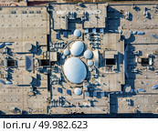 The shopping center roof, top view srtictly above - construction of roof equipment with antennas, ventilation outlets and other roof installation. View from drone at summer day. Aerial view from the drones, top view of the roof of the shopping center with ventilation outlets, antennas and roof equipment. Стоковое фото, агентство Ingram Publishing / Фотобанк Лори