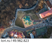 Aerial top view of Saint Andrew’s church and Andreevska street city of Kiev , Ukraine. Drone photo. Famous saint Andrew’s church in Kiev aerial top view, Ukraine. Стоковое фото, агентство Ingram Publishing / Фотобанк Лори