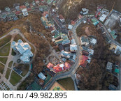 Aerial panoramic view from the drone, bird’s eye view to Vozdvizhenka, National Museum of Ukrainian History, Andreevsky descent at beautiful sunset in the summer.. A bird’s eye view, aerial view shooting from drone of the Podol district, oldest historical center of Kiev, Ukraine. Стоковое фото, агентство Ingram Publishing / Фотобанк Лори