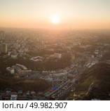 Aerial view from the drone, bird’s eye view to the Vozdvizhenka with newly built buildings, Andreevsky descent, tower Kyiv TV Center and other historical places at beautiful sunset in the summer.. A bird’s eye view, aerial view shooting from drone of the Podol district, oldest historical center of Kiev, Ukraine. Стоковое фото, агентство Ingram Publishing / Фотобанк Лори