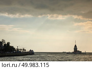 view of Maiden’s tower and pier, beautiful view of the sky with gray clouds Istanbul, Turkey. Maiden’s Tower in Istanbul, Turkey. Стоковое фото, агентство Ingram Publishing / Фотобанк Лори
