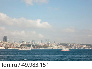 View of the city of Istanbul. Beautiful blue sky and ships floating by the Bosphorus, Turkey. Golden Horn Gulf and the Bosphorus in Istanbul. Стоковое фото, агентство Ingram Publishing / Фотобанк Лори