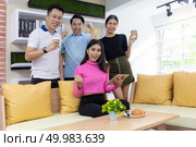 Freelance team celebrate thier success in cafe meeting. Стоковое фото, агентство Ingram Publishing / Фотобанк Лори