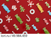 Christmas background. Homemade delicious Christmas gingerbread cookies on a red background.. Christmas cookies background. Стоковое фото, агентство Ingram Publishing / Фотобанк Лори