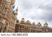 Guildhalls on the Grand Place in Brussels, Belgium.. Guildhalls on the Grand Place, Brussels. Стоковое фото, агентство Ingram Publishing / Фотобанк Лори