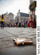 Pilgrims shell, St James shell with a crowd of people on the main square in Brussels, Belgium. St James shell in Brussels. Стоковое фото, агентство Ingram Publishing / Фотобанк Лори