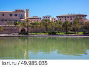 Mediterranean Sea Spain, coast marina harbor of Palma de Majorca town, Balearic Islands.. View on Palma de Mallorca. Стоковое фото, агентство Ingram Publishing / Фотобанк Лори