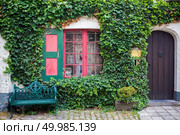 vintage bench near wall, in front of the window. vintage bench near wall. Стоковое фото, агентство Ingram Publishing / Фотобанк Лори