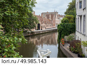 Awesome trees, old houses - classic view of channels . Bruges Belgium.. Awesome trees, old houses- classic view of channels. Стоковое фото, агентство Ingram Publishing / Фотобанк Лори