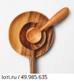 Wooden spoons of different sizes isolated on white. Wooden spoons of different sizes. Стоковое фото, агентство Ingram Publishing / Фотобанк Лори