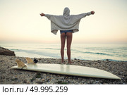 Beautiful female Surfer looking for the waves. Стоковое фото, агентство Ingram Publishing / Фотобанк Лори