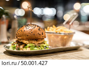 Hamberger with fries fast food. Стоковое фото, агентство Ingram Publishing / Фотобанк Лори