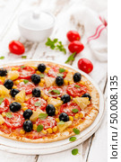 Pizza with tomatoes, mozzarella cheese, olives, corn and basil. Traditional italian cuisine. Стоковое фото, агентство Ingram Publishing / Фотобанк Лори