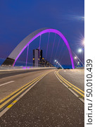 Clyde Arc Bridge along River Clyde Sunset twilight at Glasgow city Scotland UK. Стоковое фото, агентство Ingram Publishing / Фотобанк Лори