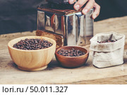 coffee dripping filter process, vintage filter image. Стоковое фото, агентство Ingram Publishing / Фотобанк Лори