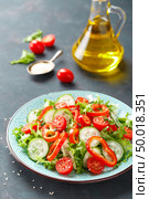 Healthy vegetarian vegetable salad of fresh lettuce, cucumber, sweet pepper and tomatoes. Vegan plant-based food. Стоковое фото, агентство Ingram Publishing / Фотобанк Лори