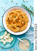 Hummus with chickpea and tahini, delicious and healthy protein vegan and vegetarian food, top view, flat lay. Стоковое фото, агентство Ingram Publishing / Фотобанк Лори