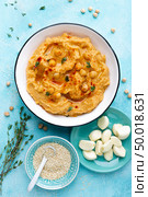 Hummus with chickpea and tahini, delicious and healthy protein vegan and vegetarian food, top view, flat lay. Стоковое фото, агентство Ingram Publishing / Фотобанк Лори