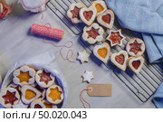 Homebaked Christmas Cookies With fruit Jam filling and Icing Sugar. Стоковое фото, агентство Ingram Publishing / Фотобанк Лори