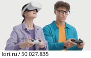 Teenagers playing videogames with virtual reality headsets. Стоковое AI-видео, аниматор Юрий Поздников / Фотобанк Лори