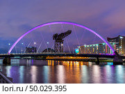 Clyde Arc Bridge along River Clyde Sunset twilight at Glasgow city Scotland UK. Стоковое фото, агентство Ingram Publishing / Фотобанк Лори
