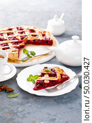 American cherry pie with fresh berries. Стоковое фото, агентство Ingram Publishing / Фотобанк Лори