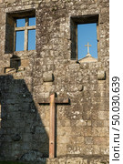 View at architectural detail on the ruins of Paco dos Condes in Barcelos. The building was destroyed by an earthquake in 1755 and is now an open-air museum. Стоковое фото, агентство Ingram Publishing / Фотобанк Лори