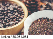 coffee beans on wooden background, arabica coffee, vintage filter image. Стоковое фото, агентство Ingram Publishing / Фотобанк Лори