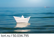 Paper toy ship and deep blue sea. Conceptual design. Стоковое фото, агентство Ingram Publishing / Фотобанк Лори