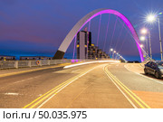 Clyde Arc Bridge along River Clyde Sunset twilight at Glasgow city Scotland UK. Стоковое фото, агентство Ingram Publishing / Фотобанк Лори