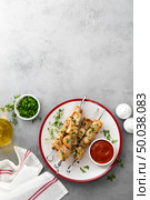 Grilled meat skewers, chicken shish kebab top view. Стоковое фото, агентство Ingram Publishing / Фотобанк Лори