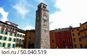 Башня Torre Apponale в городе Рива дель Гарда. Италия. Май. Torre Apponale tower in Riva del Garda. Italy. May. (2023 год). Редакционное фото, фотограф Горшков Александр / Фотобанк Лори