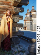 Portrait of attractive brown-haired woman near wooden wall. Стоковое фото, агентство Ingram Publishing / Фотобанк Лори
