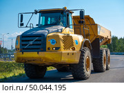 Карьерный самосвал Volvo A35E работает на стройке в Санкт-Петербурге (2023 год). Редакционное фото, фотограф Ольга Визави / Фотобанк Лори