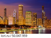 Sunset at Chicago Skylines building at Chicago downtown along Lake Michigan in Chicago City Illinois USA. Стоковое фото, агентство Ingram Publishing / Фотобанк Лори