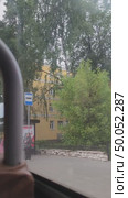 Поездка на старом автобусе паз-3205 со старыми кожаными сиденьями вдоль города Кирова, проезжаем сельхозакадемию на здании которой висит плакат посвященные дню победы. Редакционное видео, видеограф Светлана Русских / Фотобанк Лори