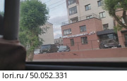 Поездка на старом автобусе паз-3205 со старыми кожаными сиденьями вдоль города Кирова, проезжаем строящийся дом рекламный щит магазины, остановку жилые дома. Редакционное видео, видеограф Светлана Русских / Фотобанк Лори