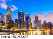 Sunset at Chicago Skylines building at Chicago downtown along Lake Michigan in Chicago City Illinois USA. Take from Ohio Street beach Milton Lee Olive Park. . Стоковое фото, агентство Ingram Publishing / Фотобанк Лори