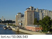 Москва. Дом на набережной. Театр эстрады. Берсеневская набережная, 20 / ул. Серафимовича, 2 (2024 год). Редакционное фото, фотограф Евгений Кузнецов / Фотобанк Лори