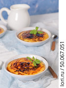 Leite creme, portuguese desert similar to creme brulee, cream brulee and burnt cream. Стоковое фото, агентство Ingram Publishing / Фотобанк Лори