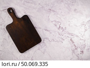 Top view of wooden cutting board on a gray marble background with space for text. Стоковое фото, агентство Ingram Publishing / Фотобанк Лори